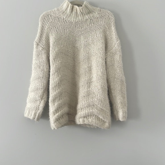 Really soft , cream knit sweater - Picture 1 of 4